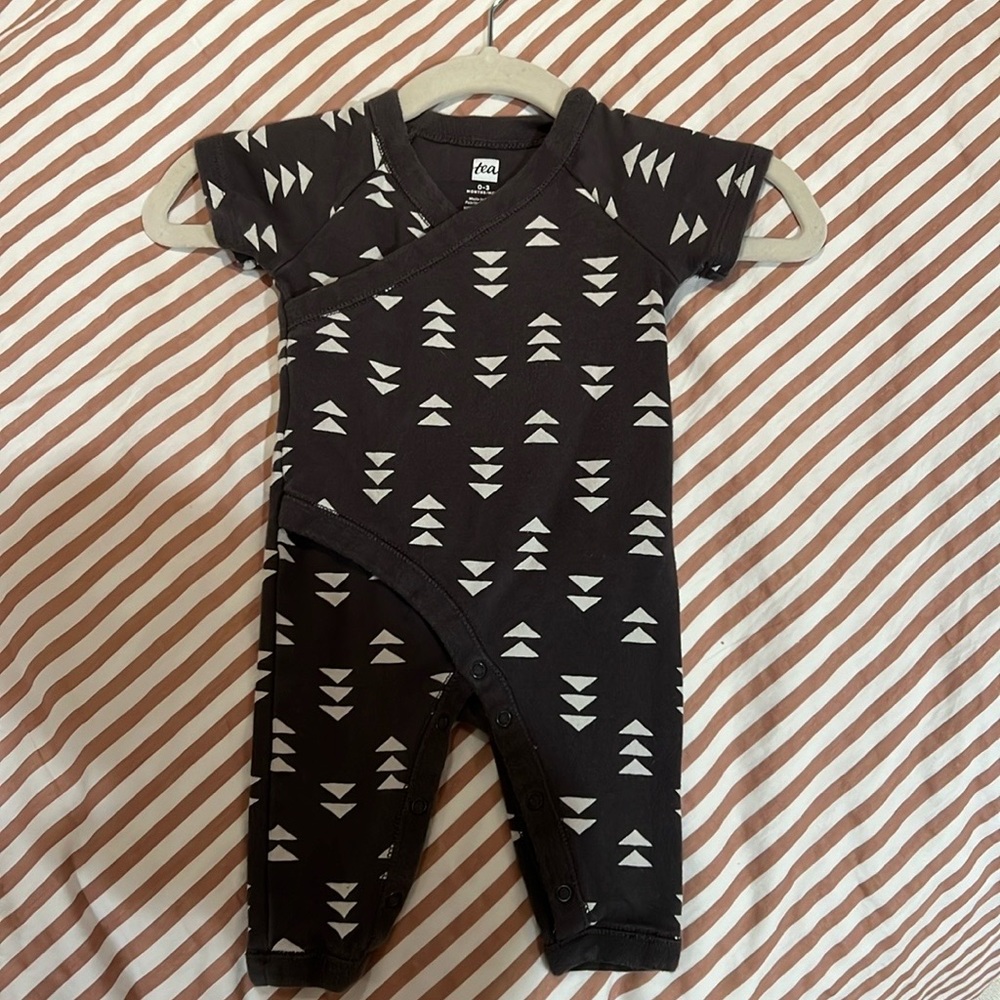 Tea Unisex Grey Printed Romper Onesie 0-3m EUC